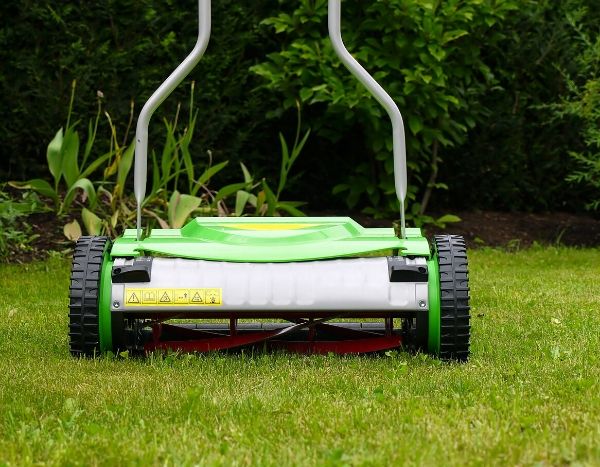 5 good reasons to switch to a manual lawn mower