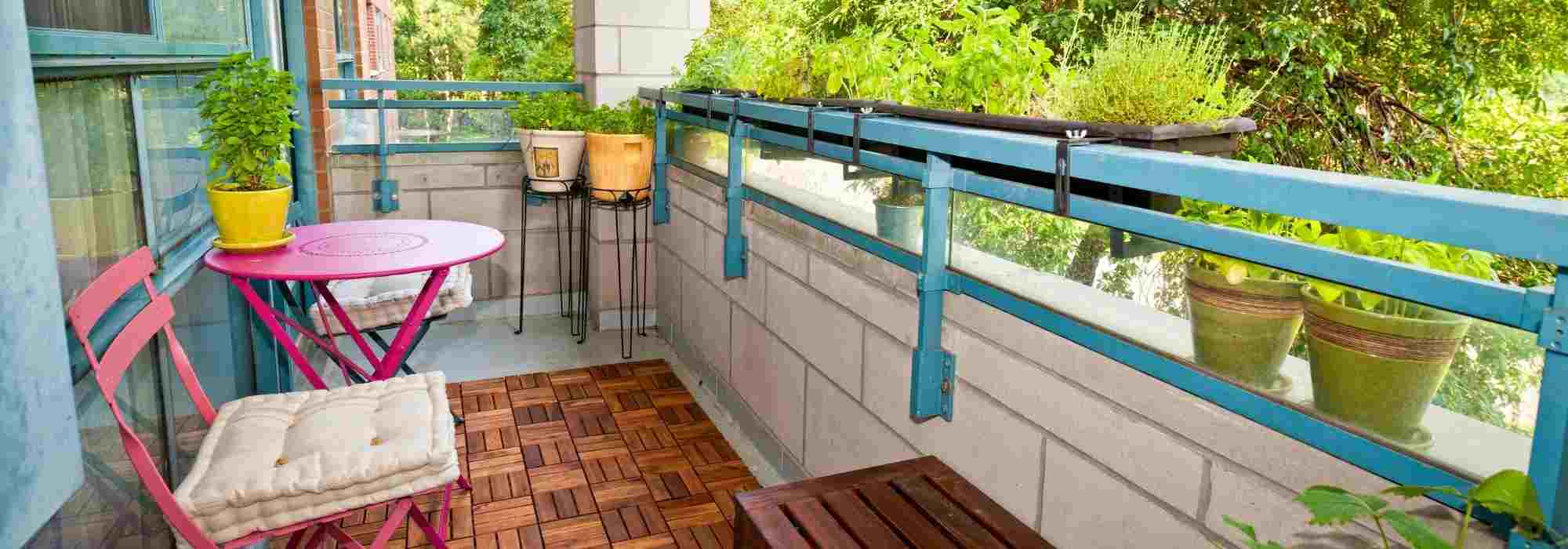 How to arrange a small city balcony?