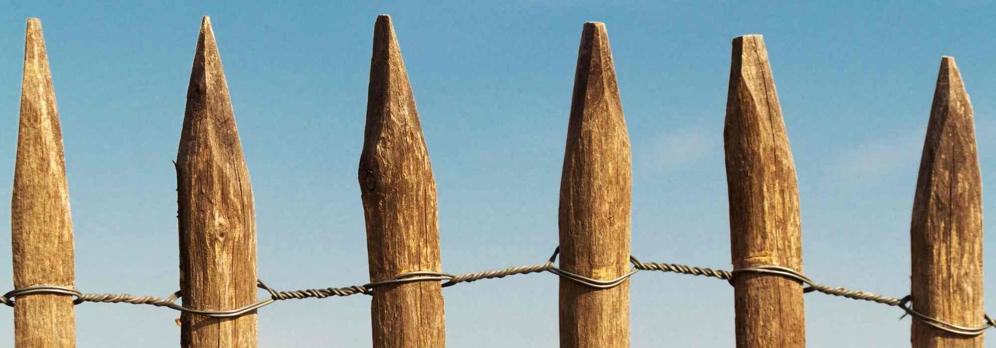 How to install a wattle fence to enclose your garden?