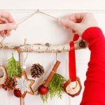 How to create a natural wall decoration for Christmas?