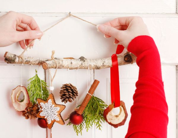 How to create a natural wall decoration for Christmas?