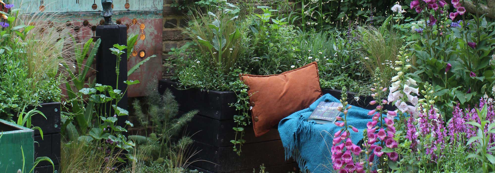 Plant interweaving: balcony or terrace inhabited by plants