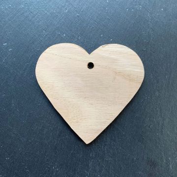 Heart-shaped hanging label made of chestnut wood