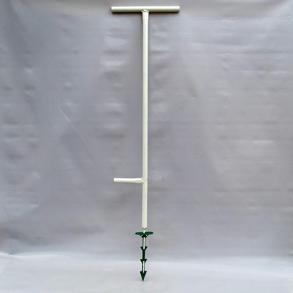 Installation tool for polypropylene or biodegradable nails for mulching