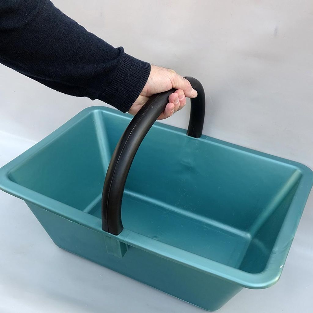 Harvest basket with a lightweight and sturdy handle